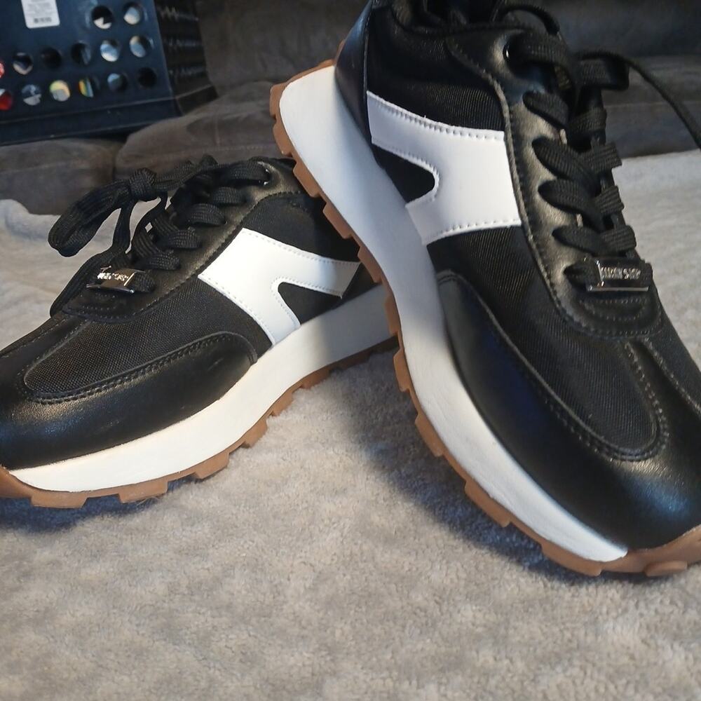 Lucky Step Air Cooled Womens Reto Chunky Sneakers / Casual Walking Shoe Size 9